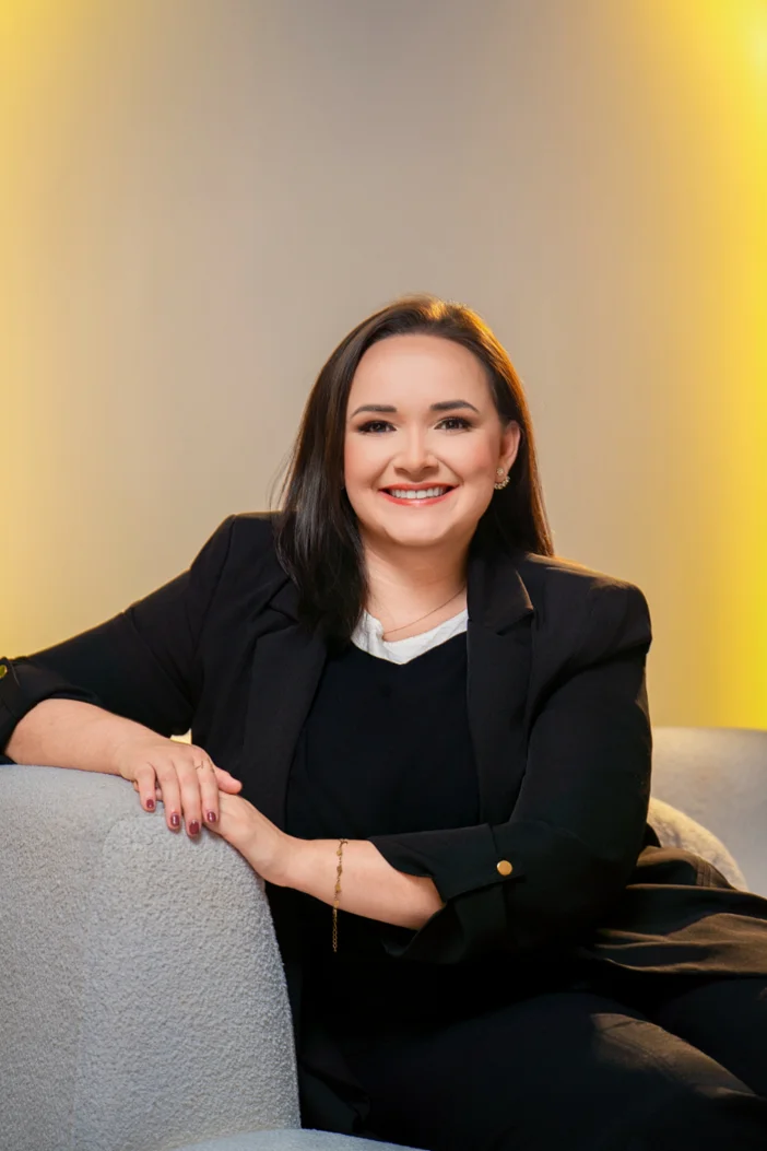 Retrato corporativo dramático com iluminação de estúdio